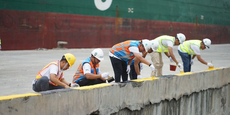 Aksi Bersihkan Pelabuhan, Wujud Kepedulian SPMT