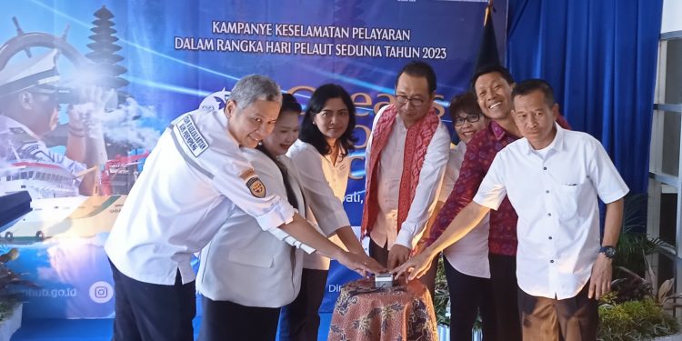 Di Padangbai Bali, Dirjen Memberikan 200 Life Jacket Gratis