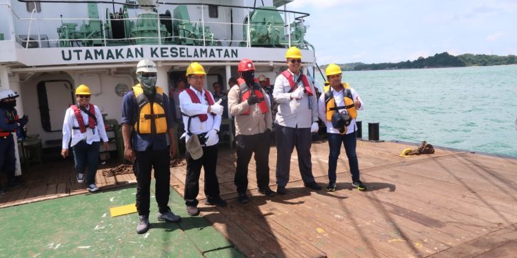 Kemenhub-Tim MSC Japan Foundation Lakukan Perawatan Lampu Suar Pulau Putri Nongsa