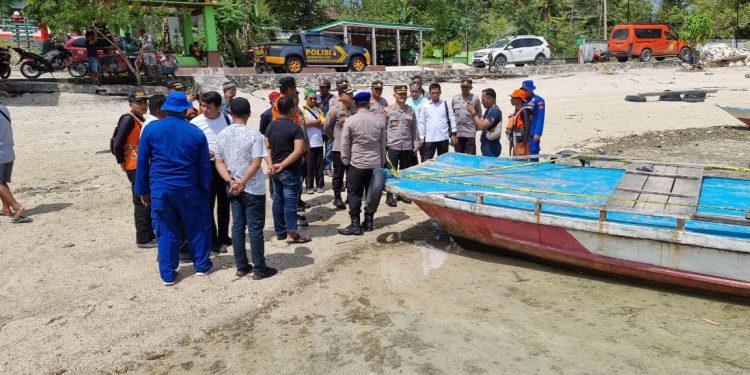 Kapal KPLP Evakuasi Korban Kecelakaan Kapal di Buton Tengah