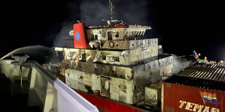 Terbakar, Kapal LCT Marina Bay Berhasil Dievakuasi