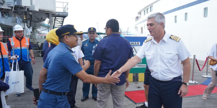 Kapal Pesiar Star Breeze Sandar di Makassar