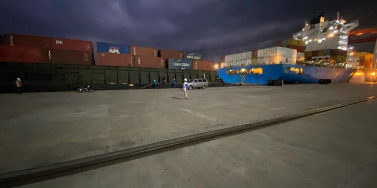 Percepat Layanan, Dua Kapal Sandar Sekaligus di TPK Panjang Pasca Insiden