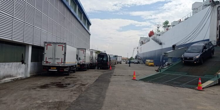 790 Kendaraan Dibongkar di Belawan dari Kapal Serasi V
