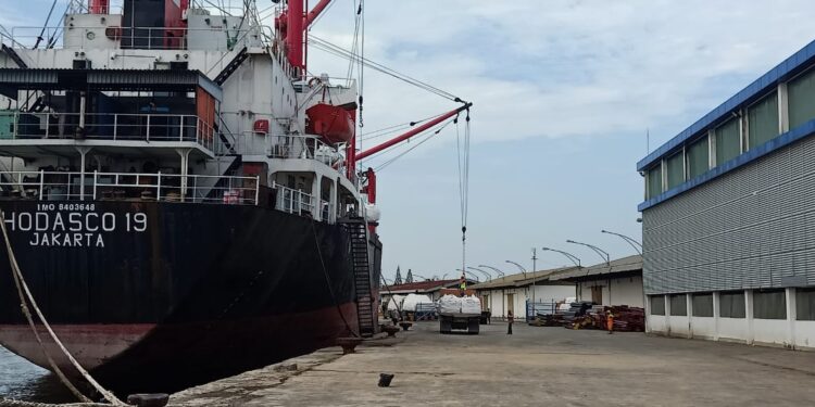 6.300 Ton Semen Masuk Belawan