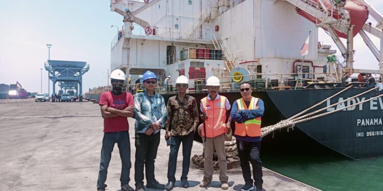 27 Ribu Ton Raw Sugar Masuk Probolinggo, Sekarang Masih Dibongkar