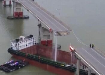 Jembatan di China Putus Ditabrak Kapal