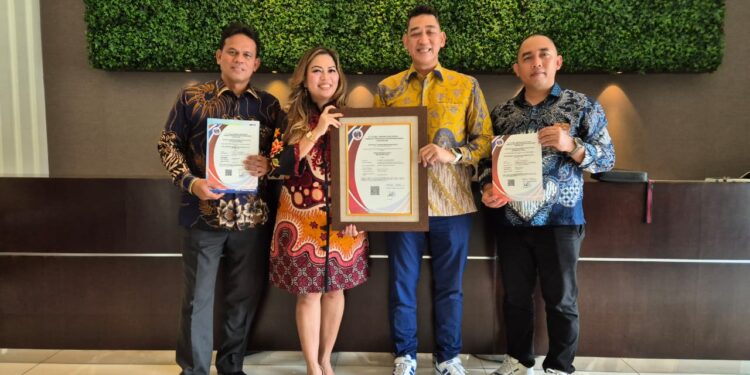 Direksi & Komisaris PT Depot Hub Indonesia Terima Sertifikasi ISO 9001:2015 dan ISO 45001:2018