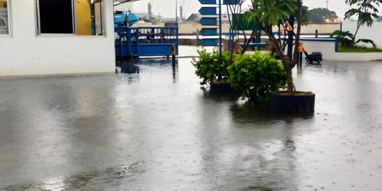 Banjir Kepung Kantor KSOP Tanjung Emas