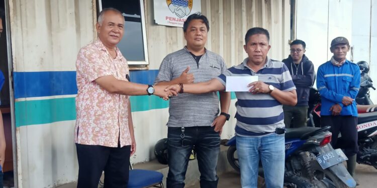 60 TKBM & 10 Mandor di Marunda Peroleh Santunan dan THR