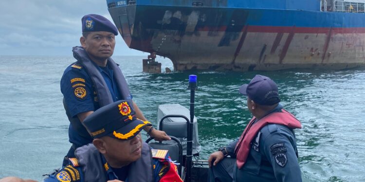 Kebakaran Kapal Layar Anggun 8 di Tanjung Berakit Berhasil Diatasi KPLP