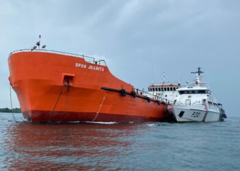 KPLP Berhasil Evakuasi & Padamkan Kebakaran Kapal Jeanita di Tanjung Uban