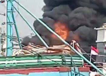 Kapal Terbakar di Pelabuhan Muara Baru, 12 Mobil Pemadam Dikerahkan