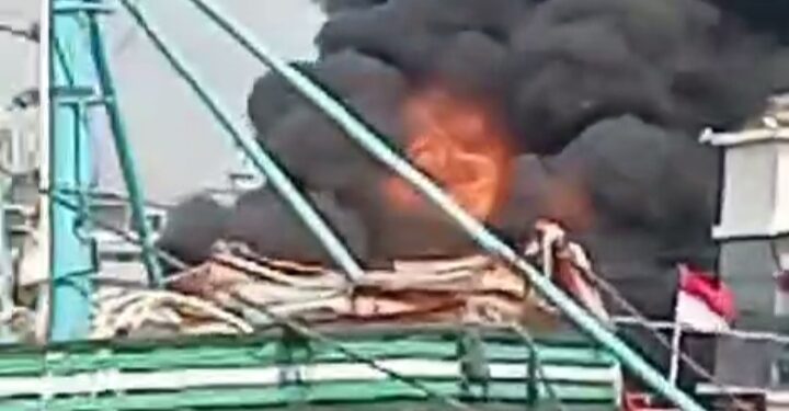 Kapal Terbakar di Pelabuhan Muara Baru, 12 Mobil Pemadam Dikerahkan