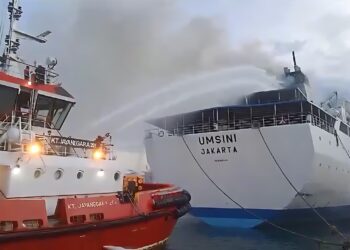 Kapal Tunda Pelindo Andil Dalam Pemadaman KM Umsini