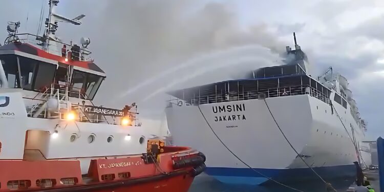 Kapal Tunda Pelindo Andil Dalam Pemadaman KM Umsini