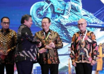 JIIPE Terima Penghargaan Kawasan Ekonomi Khusus Industri Terbaik