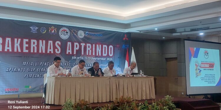 Tolak BBM Subsidi, Aptrindo Minta Pemerintah Tak Terapkan Sertifikat Halal Bagi Truk