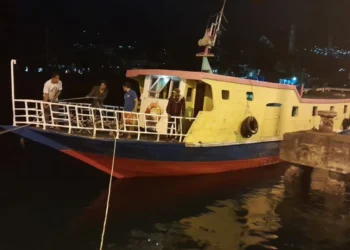 Navigasi Ambon Bantu Evakuasi Kapal Terajana & 17 Penumpang Yang Mati Mesin di Pulau Seram