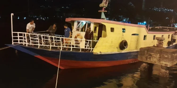 Navigasi Ambon Bantu Evakuasi Kapal Terajana & 17 Penumpang Yang Mati Mesin di Pulau Seram