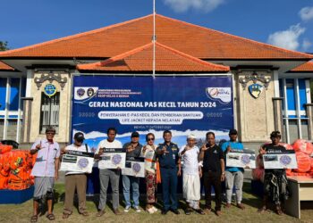 Nelayan di Bali Terima Bantuan Life Jacket & E-Pas Kecil