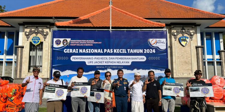 Nelayan di Bali Terima Bantuan Life Jacket & E-Pas Kecil