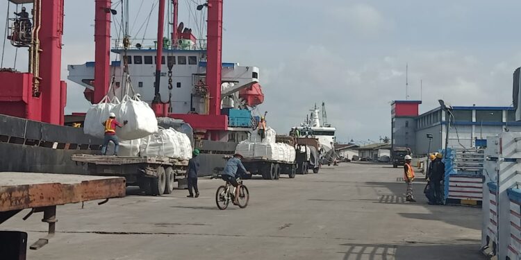 6.700 Ton Semen Padang Masuk Belawan