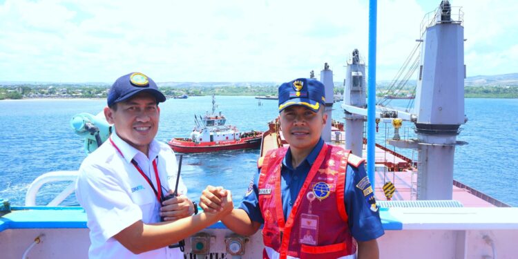 28.600 Ton Gula Mentah Masuk Waingapu