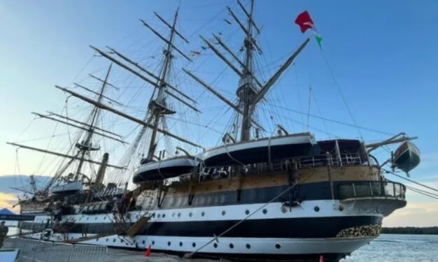 Kapal Amerigo Vespucci Sandar di Pelabuhan Belawan