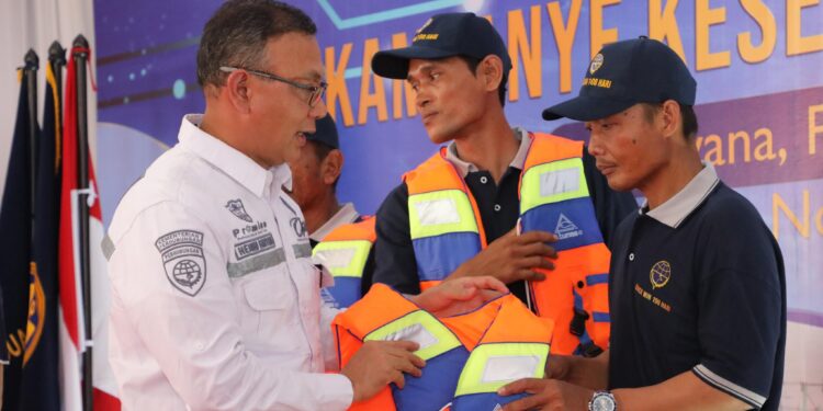 Perhubungan Rame-rame Bagikan Life Jacket di Beberapa Daerah