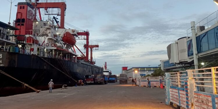 6,500 Ton Garam Masuk Belawan 