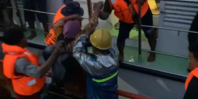 KPLP Bantu Evakuasi Kapal Fajar Lorena Yang Tenggelam, Dua Meninggal Satu Kritis