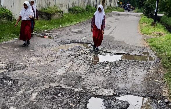 Jalan Rusak Tak Segera Diperbaiki, Berlobang Sering Celakai Pemotor