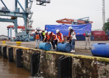 IPC TPK Lepas 5.150 Benih Ikan Patin di Sungai Musi