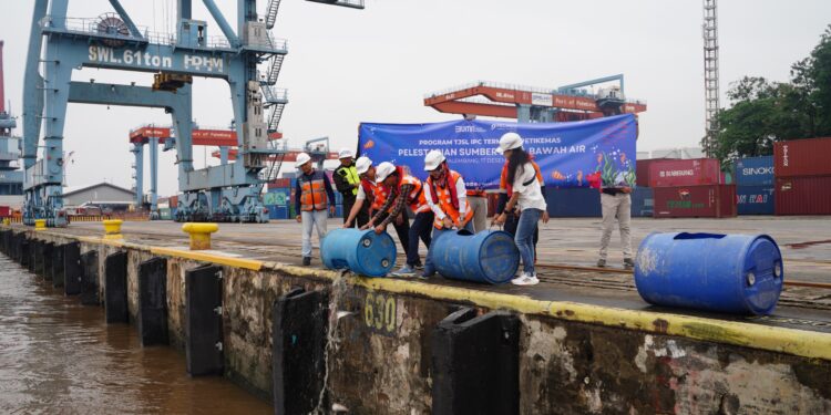 IPC TPK Lepas 5.150 Benih Ikan Patin di Sungai Musi