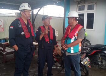 Tiga Kapal Tongkang Kandas di Tanjung Emas