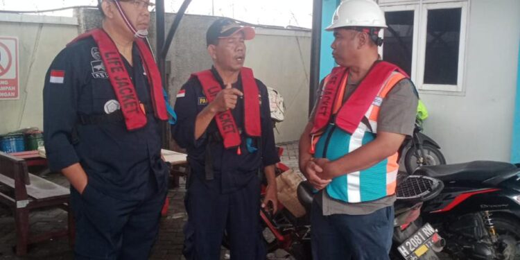 Tiga Kapal Tongkang Kandas di Tanjung Emas