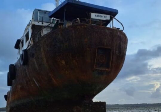 Pangkalan PLP Tanjung Uban Temukan Kapal Kandas Tanpa Awak