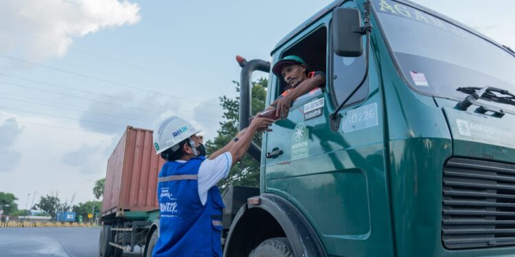 Setiap Hari, TPS Surabaya Bagi-bagi Takjil ke 300 Sopir