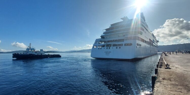 MV Seaburn Quest, Pertama Masuk Bau-bau Membawa 435 Wisatawan