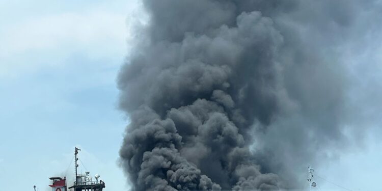 Kapal Tanker Ronggolawe & TB Rosalyn Terbakar, 2 Orang Meninggal