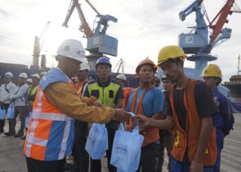 PTP Bagi 500 Takjil Gratis di Pelabuhan Priok