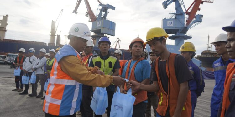 PTP Bagi 500 Takjil Gratis di Pelabuhan Priok