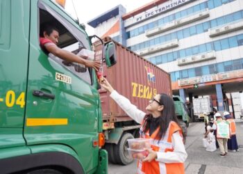 IPC TPK Bagi-bagi Takjil Ramadhan ke Sopir & TKBM