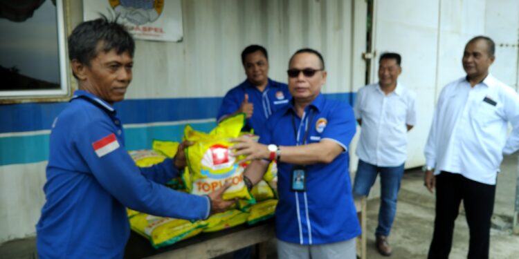 Penjaspel Berikan Bantuan Sembako & Uang ke TKBM Marunda
