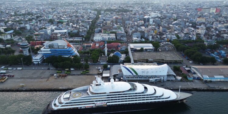 Kapal Pesiar Scenic Eclipse II di Makassar, Bawa 177 Wisatawan