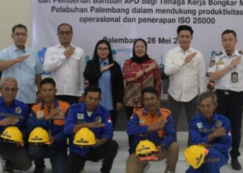 PTP Palembang Bagikan APD ke TKBM di Pelabuhan Boombaru