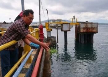Keluarga Korban Tenggelamnya Kapal Tunu Pratama Jaya Lakukan Tabur Bunga