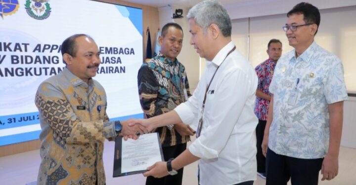 Kemenhub Serahkan Sertifikat Approval untuk Lembaga Diklat Non-STCW Bidang Usaha Jasa Terkait Angkutan di Perairan