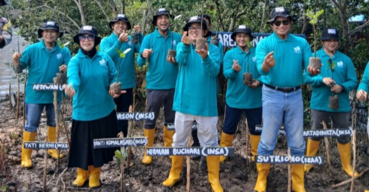 INSA Dumai Tanam Ratusan Bibit Mangrove Dalam Rangka HUT INSA